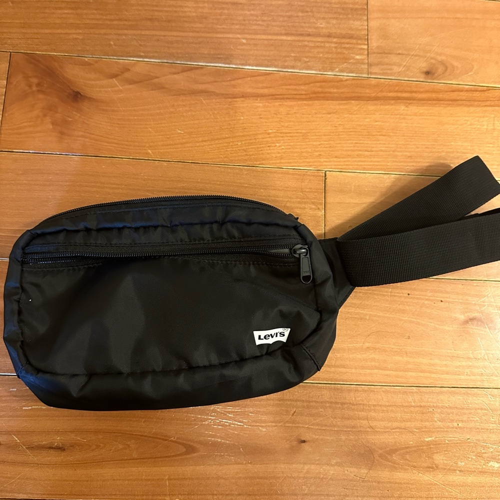 Levi's Black Belt Bag Sleek Minimalist Design